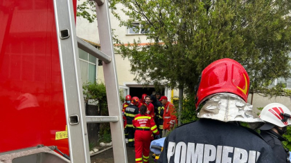 Incendiu cu degajări mari de fum într-un bloc din Ploieşti: 30 de persoane s-au evacuat