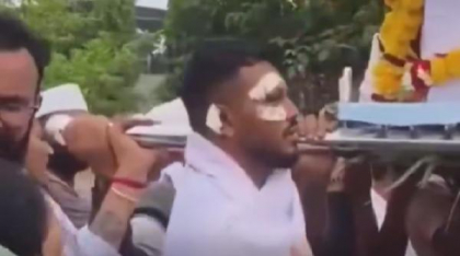 Imagini sfâșietoare: Supraviețuitorul zborului Air India, filmat în timp ce căra sicriul fratelui său, mort în tragedia aviatică