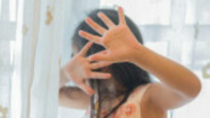 O fată de doar 13 ani a fost violată de doi tineri din Capitală în prezența unei alte adolescente de 20 de ani