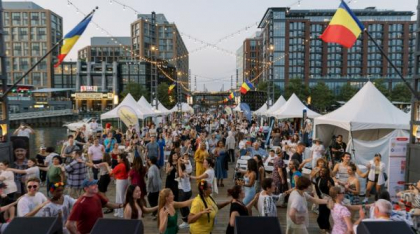 Record de participare la festivalul tradiţiilor româneşti în America: peste 12.000 de oameni, la Ambasada României la Washington