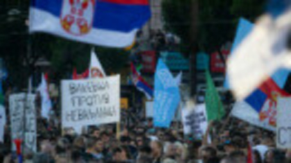 Protestatarii au ridicat baricade în cea de a doua seară de manifestații în Belgrad. Aleksandar Vucic refuză anticipatele