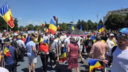 Sute de fani de-ai lui Călin Georgescu s-au îmbrâncit cu jandarmii în Piața Victoriei pentru „turul 2 înapoi”. La miting a ajuns și o mașină plină de saci cu cartofi VIDEO