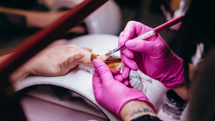 Manichiuristele sunt afectate de interzicerea produselor cosmetice care conțin TPO: „Trebuie să arunc 90% din produsele pe care le am și să o iau de la zero”