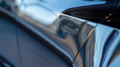 Tesla modifică mânerele ușilor după ce numeroase persoane au rămas captive în vehicul, în special în cazuri de urgență