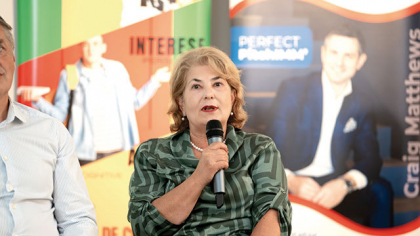 Adriana Costea, HR manager la CTE Trailers: Avem 115 angajaţi, din care 45% meseriaşi, mecanici, sudori,  vopsitori, lăcătuşi. Venitul unui mecanic cu vechime ajunge la 7.000-8.000 de lei net lunar, dar găsim greu meseriaşi, am adus cinci din Iran. Compania şi-a asumat un parteneriat pe 10 ani cu liceul din Ciorogârla pentru o clasă de mecanici în fiecare an