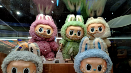 Jucăria Labubu și efectul „cute-creepy”. De ce fascinează o figurină cu dinți ascuțiți