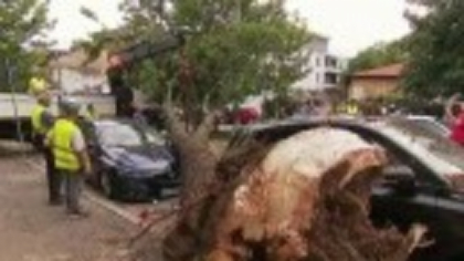 Vijelia a făcut prăpăd în București și Ilfov. O femeie a murit după ce resturile unui acoperiș au căzut peste casa sa