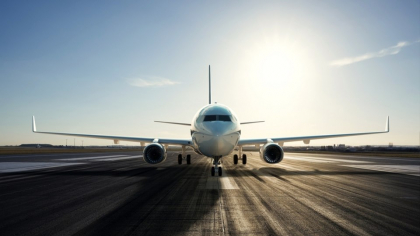 Un bărbat a murit după ce a fost aspirat de motorul unui avion, în Italia. Aeroportul a fost închis