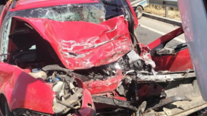 Impact violent între un autocar și o mașină, în Bihor. Doar un copil a scăpat cu viață din autoturismul făcut praf VIDEO FOTO