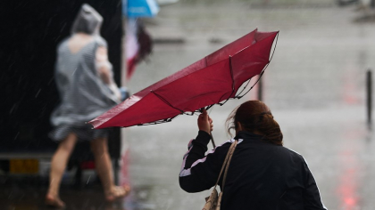 Vreme mai rece și ploi abundente în următoarele zile în România. Cu cât scade temperatura în Capitală