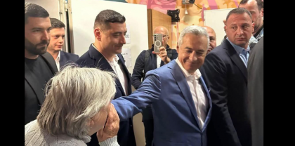 Poza care a revoltat internetul în ziua alegerilor. O femeie i-a pupat mâna lui Călin Georgescu, la vot. Reacția actorului Mihai Bendeac (FOTO)