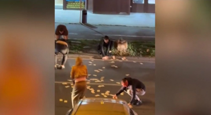 O femeie din Timișoara aruncă pe jos 13.000 de euro în plină stradă. Oamenii au sărit să adune banii