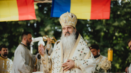 ÎPS Teodosie a oficiat o slujbă pe câmp, la Cumpăna. „Dumnezeu să ne ierte păcatele și să ne dea ploaie”