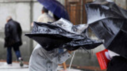 Cod portocaliu de cantităţi de apă însemnate, intensificări ale vântului şi răcire accentuată până miercuri