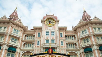 Un bărbat a fost arestat la Disneyland Paris, după ce a încercat să se „însoare” cu o fetiță ucraineană de nouă ani