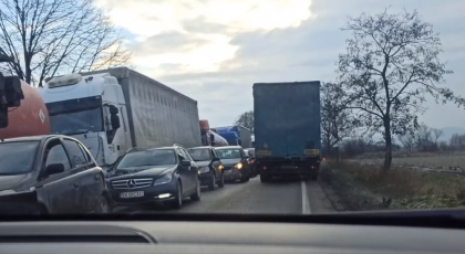 „Camioanele supraîncărcate strică drumurile”. Ministrul Transporturilor a cerut sancțiuni drastice