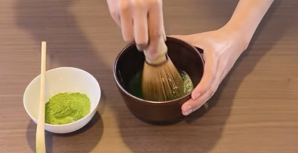 O tânără care consuma matcha latte săptămânal a ajuns la spital. Când devine această băutură periculoasă