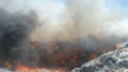 Încă un incendiu la o groapă de gunoi din Bistrița-Năsăud. Pompierii se luptă cu flăcările uriașe