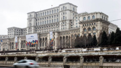 Funcționarii din Senat cer demontarea antenelor de pe clădirea Parlamentului, pentru că ar fi cancerigene. Guvernul Bolojan le-a tăiat sporul de antenă