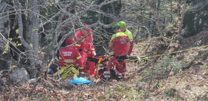 Tehnici avansate de salvare pentru recuperarea unui turist blocat într-o zonă de stâncă din Munții Făgăraș