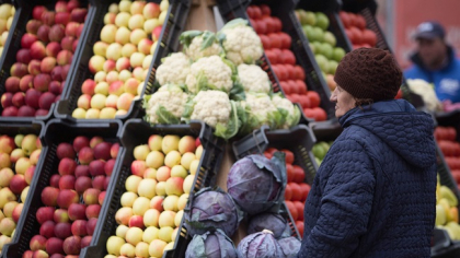 Cine ştie câte fructe şi legume din Asia se vând „la negru“ în România? Guvernul Bolojan a spus că vrea să combată evaziunea fiscală, dar nimeni nu are date privind dimensiunea ei. „Nu ne ocupăm de partea aceasta“, spune Ministerul Agriculturii