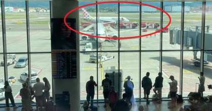 „Nu vă uitați pe geam!”. Pasagerii dezvăluie momentele de groază în care un bărbat s-a sinucis sărind în motorul avionului