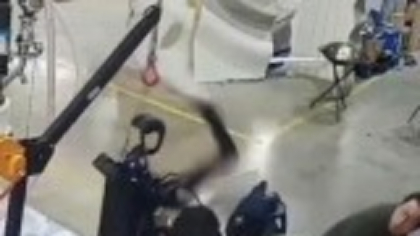 Un robot umanoid a devenit agresiv și a atacat persoanele din jurul său. VIDEO