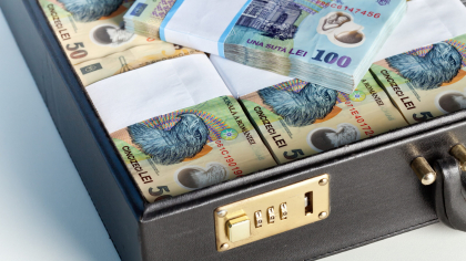 Lipsa educației financiare și teama de risc îi țin pe români departe de investiții și îi fac vulnerabili la fraude. Analiză XTB
