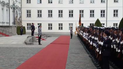 Nicuşor Dan, primit cu onoruri militare în Germania VIDEO