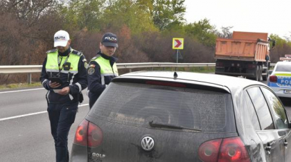 O șoferiță beată a blocat circulaţia feroviară la Eforie Nord după ce a ajuns cu BMW-ul pe șine