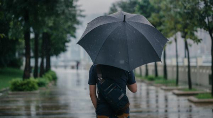 După caniculă, vremea se răcește brusc în toată țara și vin ploile. Prognoza meteo pentru următoarele două săptămâni