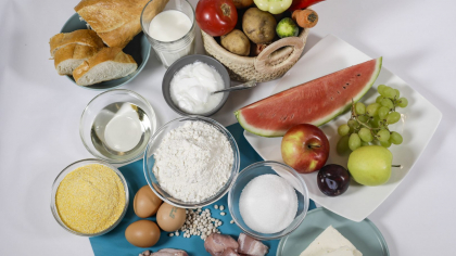 Nu lăsa mâncarea să-ți strice vara. Uite ce alimente te energizează și ce te trage în jos