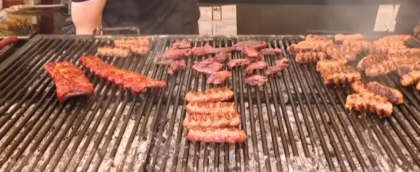 Motivul pentru care e interzis să pui carnea pe grătar cu flacăra directă. Îți pune sănătatea în pericol