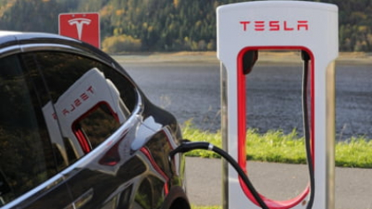 Tesla a ratat din nou testul: mașina a ignorat autobuzul școlar și a lovit manechinele care simulau copii