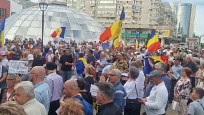 George Simion și sute de susținători AUR protestează la București: „Vrem alegeri anticipate, vrem revenirea la democrație”