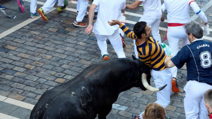 Moment istoric: un călugar budist a apărut în mijlocul festivalului San Fermin și a alergat cu taurii. Reacția spaniolilor