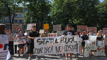 „Elevi, studenți, toți suntem prezenți!” – se strigă în fața Ministerului Educației. A doua zi de proteste