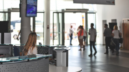 Hotelul pentru refugiați care a zguduit liniștea unui sat din Europa. Locuitorii susțin că le este frică să mai iasă din case: „Aruncă lucruri pe jos și își pun rufele pe trotuar”