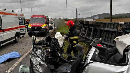 Tragedie în județul Cluj: doi tineri de 25 de ani au murit într-un accident cumplit cu un camion încărcat cu cherestea