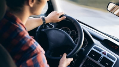Un tânăr din Olt a călcat pedala de accelerație până la 242 de km/h și a rămas fără permis. Unde a fost prins vitezomanul și ce amendă a primit