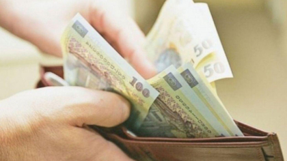 O tânără s-a ales cu dosar penal după ce și-ar fi însușit aproape 6.000 de lei găsiți în parcarea unui magazin