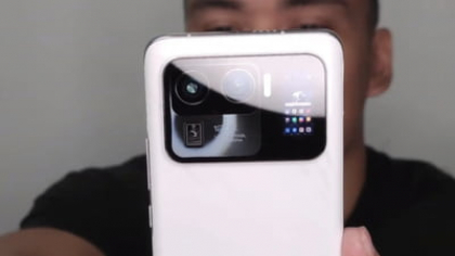 Xiaomi pregătește o surpriză. Telefonul cu ecran pe spate revine în forță