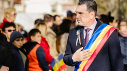 În plină criză bugetară, o primărie cheltuie 400.000 de euro pentru petreceri cu maneliști. Cap de afiș este cântărețul care a compus manele pentru Nicolae Ciucă și pentru Nicușor Dan