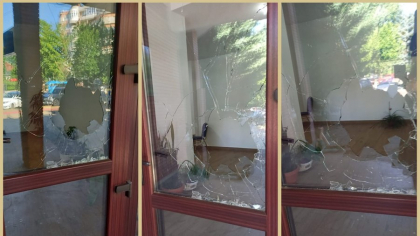 Sediul PNL Hunedoara a fost vandalizat. Geamurile au fost sparte cu pietre