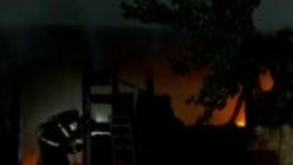 Un bătrân din Suceava s-a autoincendiat în propria casă, supărat că fiicele lui din străinătate nu îl mai caută