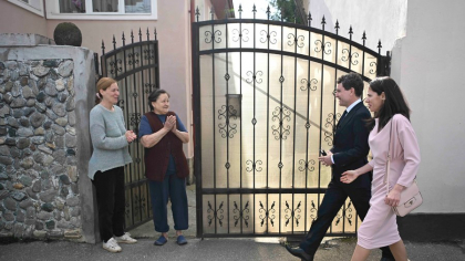 Cum s-a îmbrăcat partenera lui Nicușor Dan în ziua alegerilor prezidențiale. Cât costă ținuta aleasă de Mirabela Grădinaru