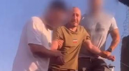 „Suveranist” penal, prins plangand de politisti pe acoperisul unui bloc din Bucuresti. El era dat in urmarire generala