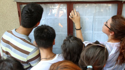 Natalitatea a scăzut cu 33% în ultimii 20 de ani. Generaţia elevilor care s-au înscris anul acesta la examenul de bacalaureat este cu 45% mai mică decât în urmă cu 11 ani. Primăriile şi consiliile judeţene au acum 284.000 de funcţionari, faţă de 234.000 în decembrie 2015, deci o creştere de circa 50.000 persoane, 20% în ultimii 10 ani