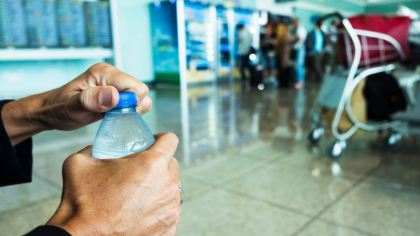 Apa de 0.5 l în Aeroportul Otopeni, mai scumpă decât doi litri de motorină