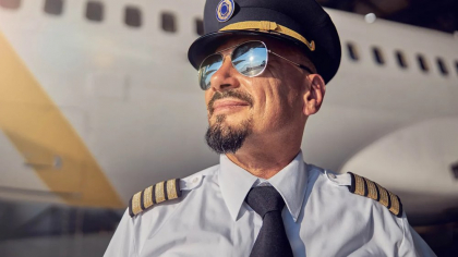 Ce înseamnă dungile galbene de pe umerii uniformei unui pilot de avion?